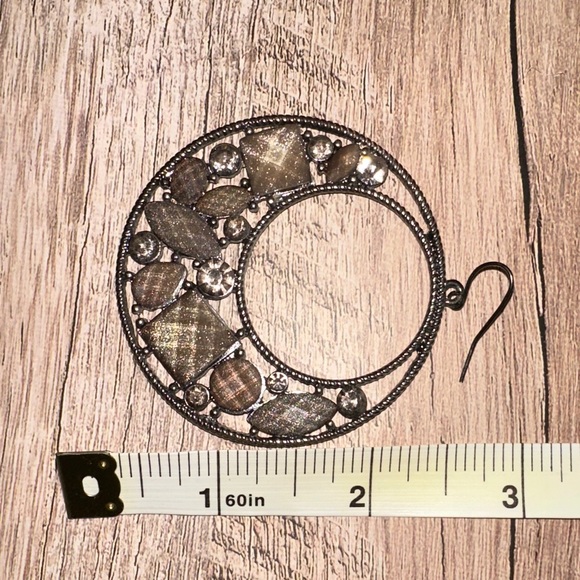 4/$20🙈Elegant Silver and Gray Hoop Earrings - Picture 2 of 3